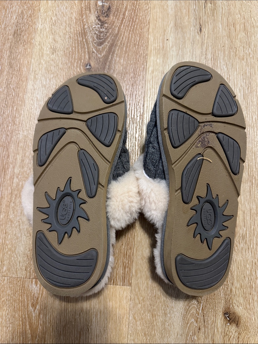 Ugg Slippers Size 9 - Picture 2 of 2